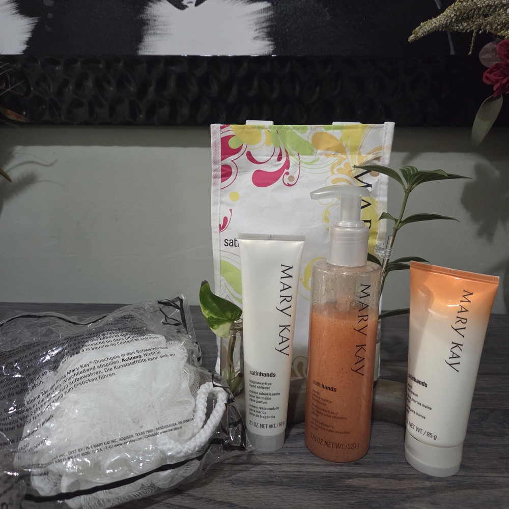 Mary Kay Satin Hands Peach Scented Exfoliation Pamper Set DISCONTINUED